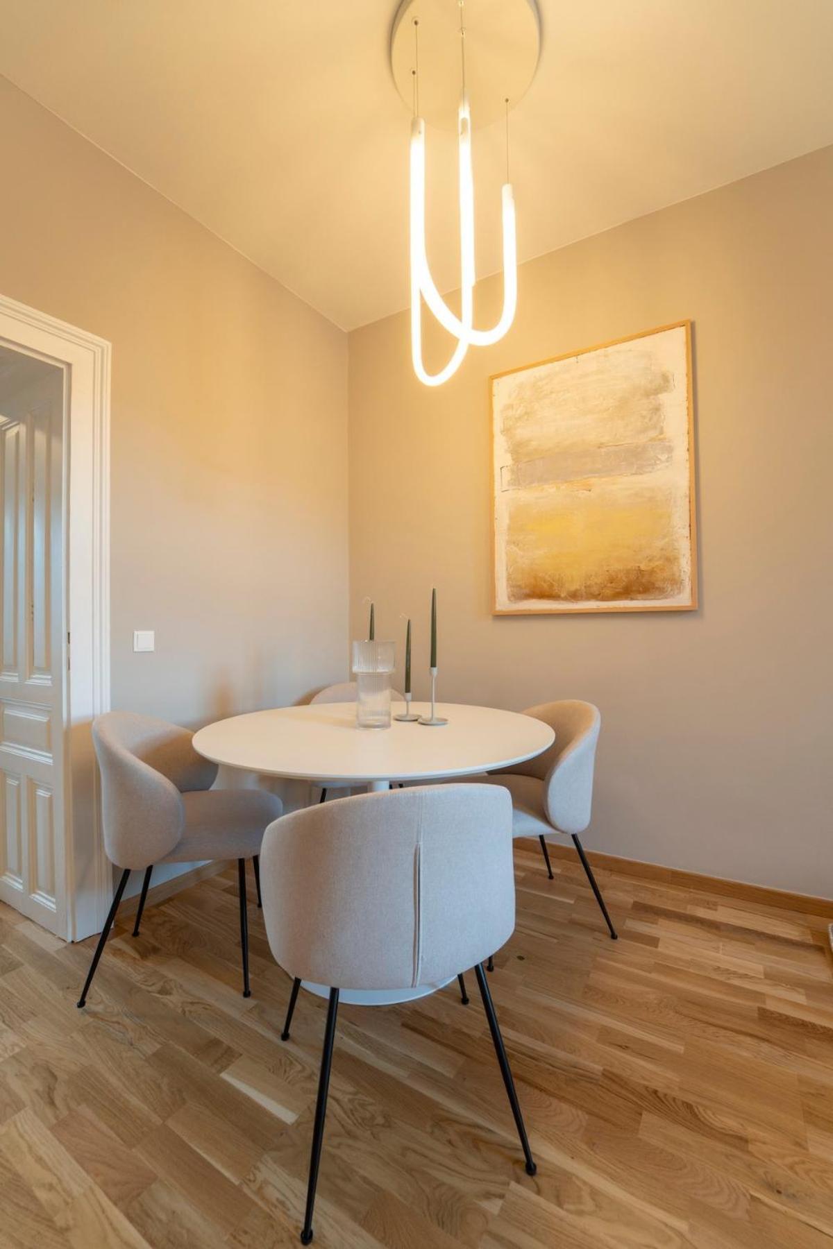 Urban Living - 10 Apartment